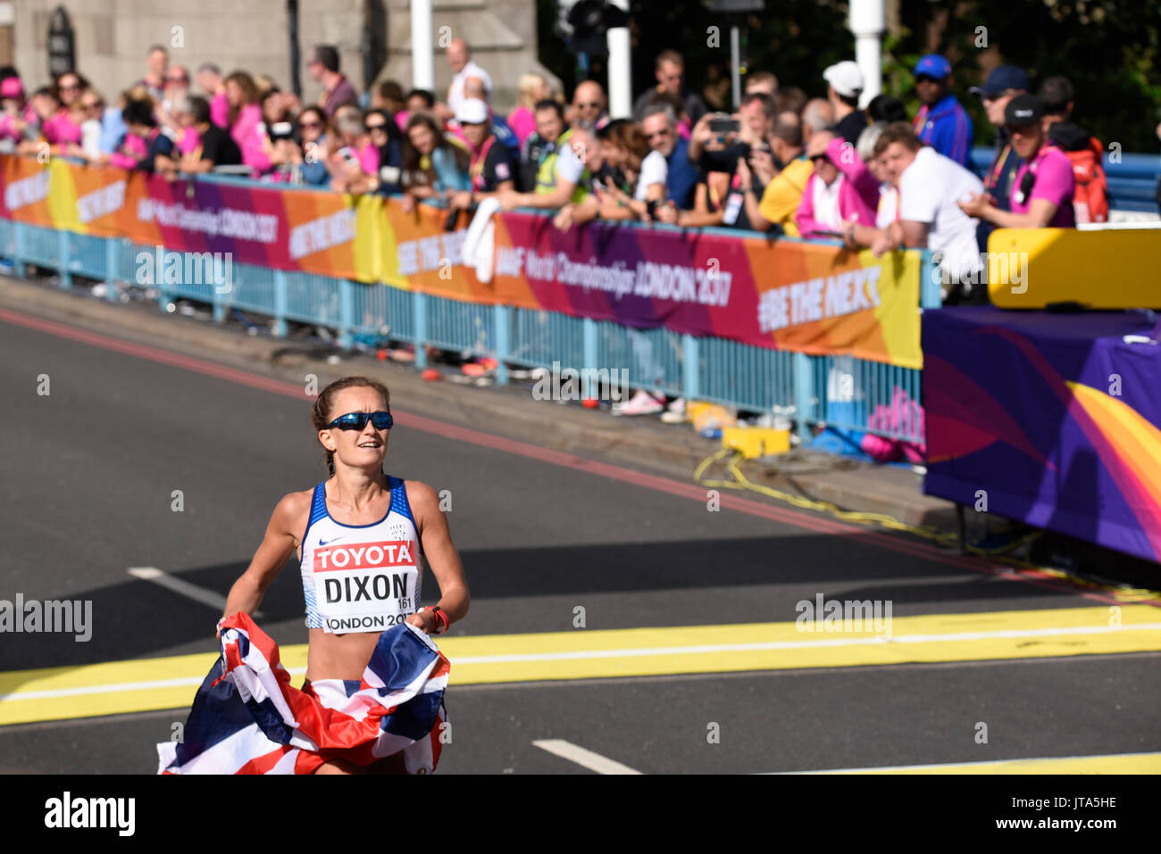 Alyson Dixon supera il traguardo nella gara di maratona dei Campionati del mondo IAAF 2017 a Londra, Regno Unito Foto Stock