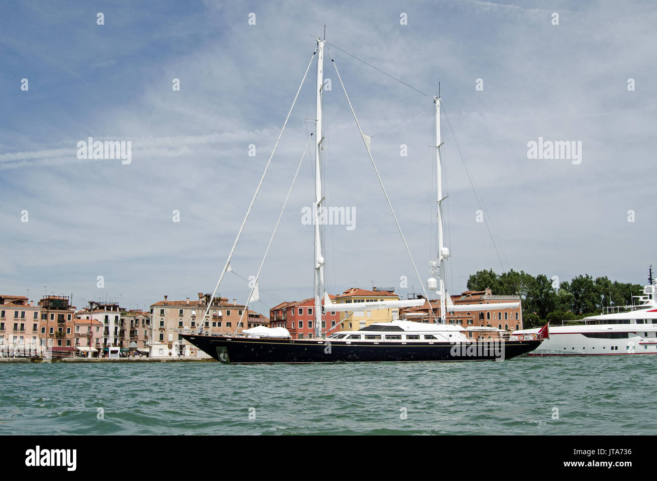 Venezia, Italia - 10 giugno 2017: Il lussuoso yacht a vela Aquarius ormeggiate vicino l Arsenale in un assolato pomeriggio di estate a Venezia, Italia. Foto Stock