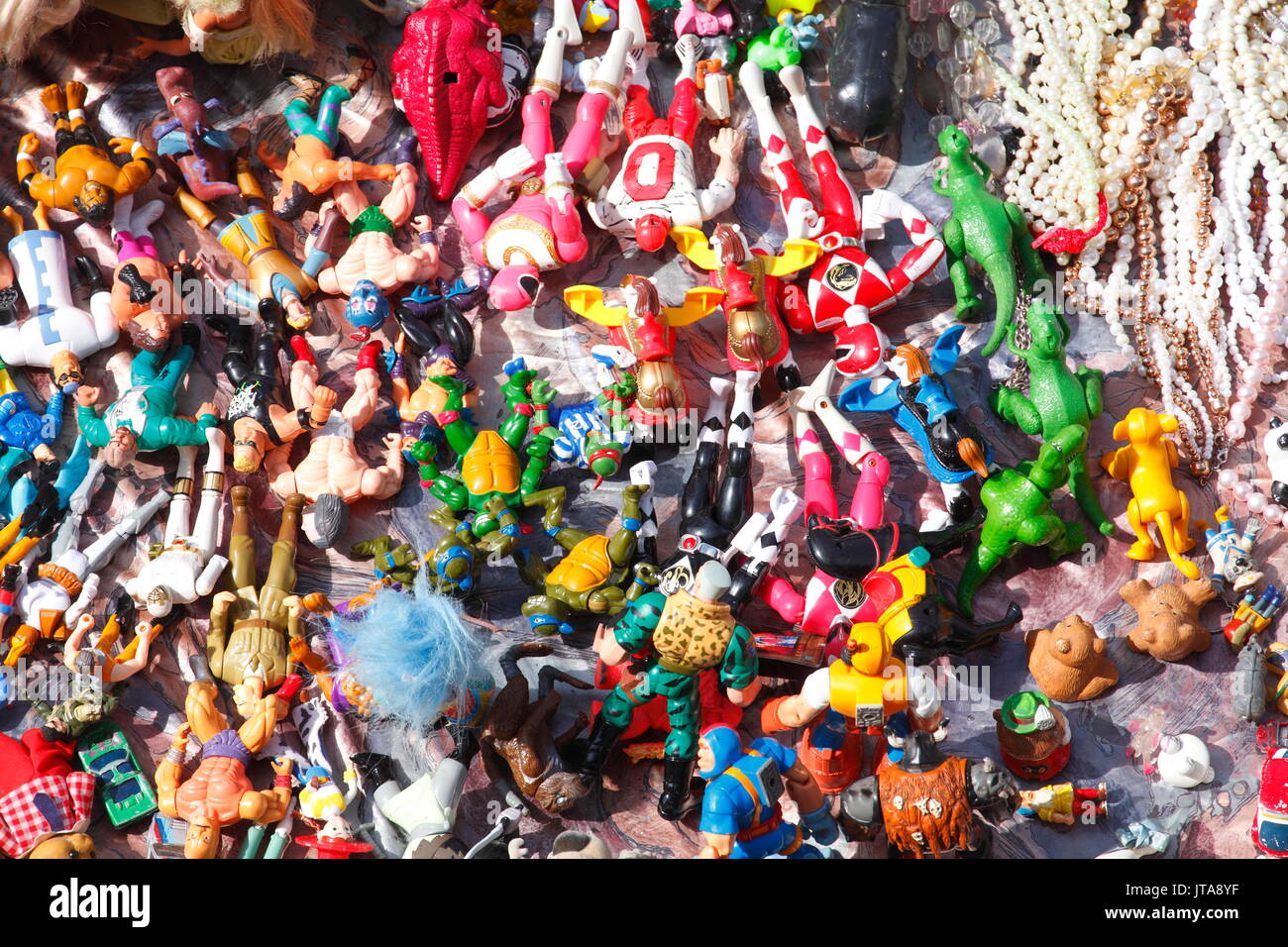 Colorato Bambole Giocattoli su un mercato volato in stallo Foto Stock