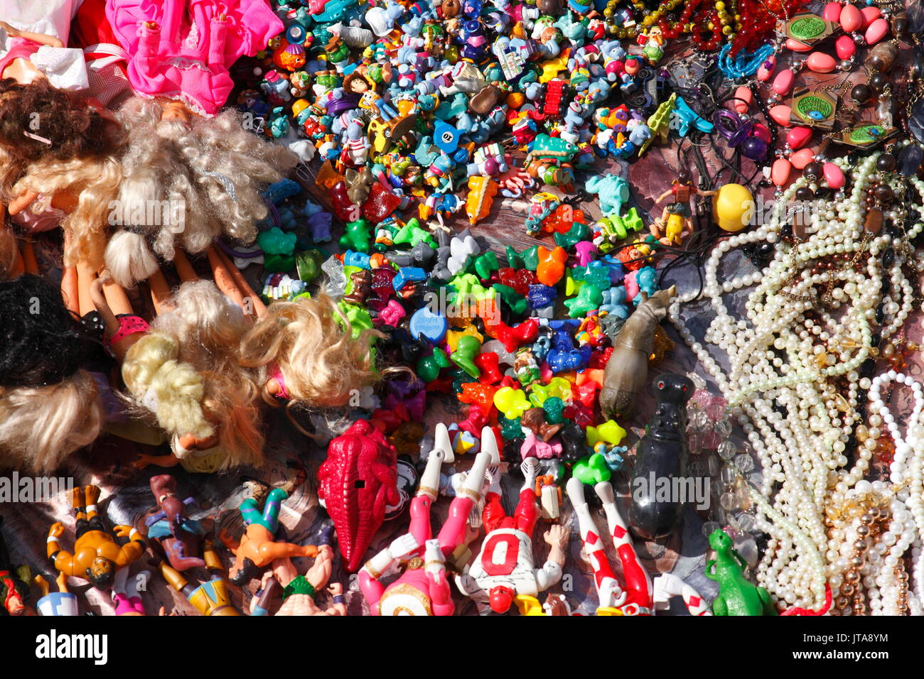 Colorato Bambole Giocattoli su un mercato volato in stallo Foto Stock