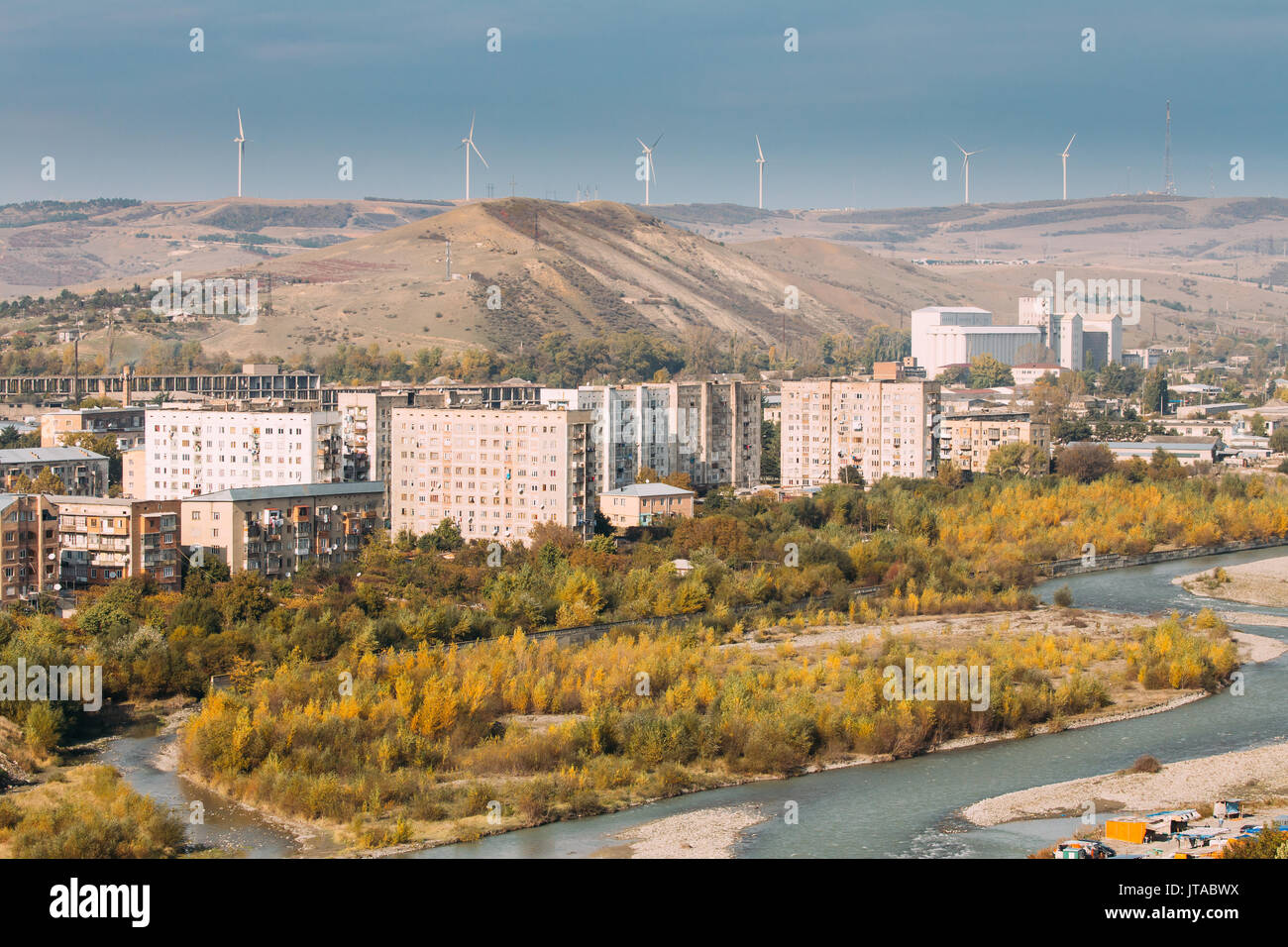 Gori, Shida Kartli Regione, Georgia. Vista aerea del quartiere residenziale con Multi-storey Case sul fiume Kura Coast nella soleggiata giornata autunnale. Mulini a vento, W Foto Stock