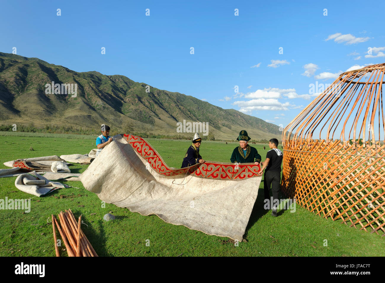 Il kazako uomini mettendo un yurt, Sati village, Tien Shan montagne, in Kazakistan e in Asia Centrale, Asia Foto Stock