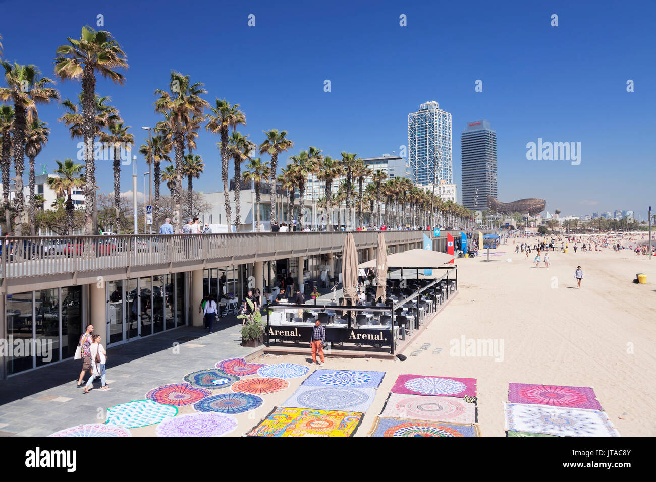 Barceloneta Beach, Port Olimpic Torre Mapfre, Arts Tower Peix, pesci scultura di Frank Owen Gehry, Barcellona, in Catalogna, Spagna, Europa Foto Stock