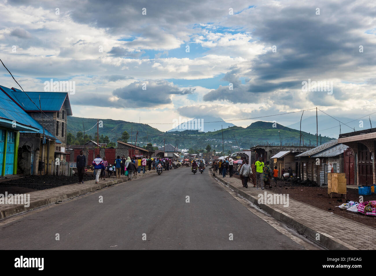 Vulcano Nyiragongo che si profila dietro la città di Goma, nella Repubblica democratica del Congo, Africa Foto Stock