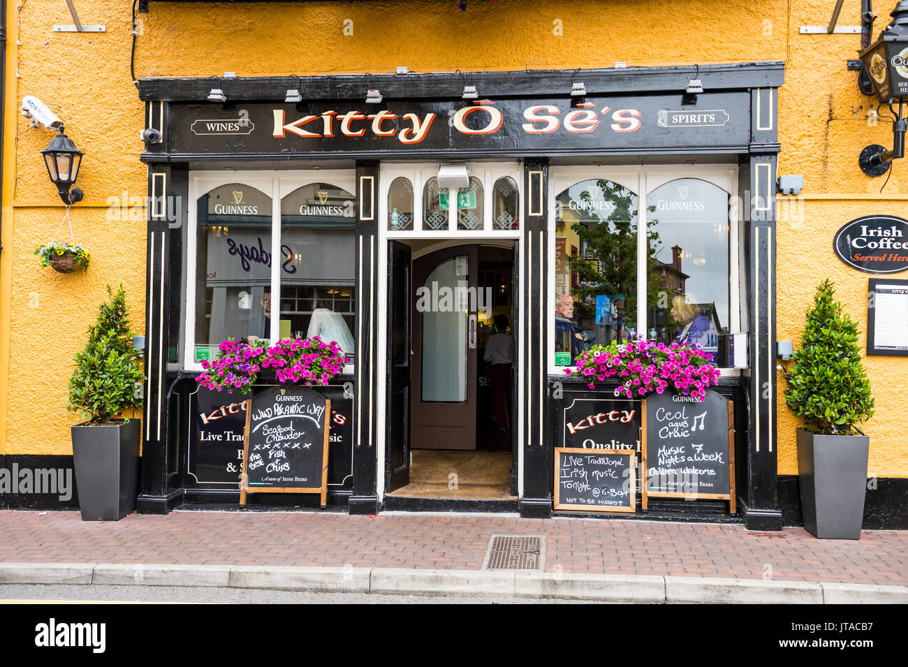Pub locale a Kinsale, County Cork, Munster, Repubblica di Irlanda, Europa Foto Stock