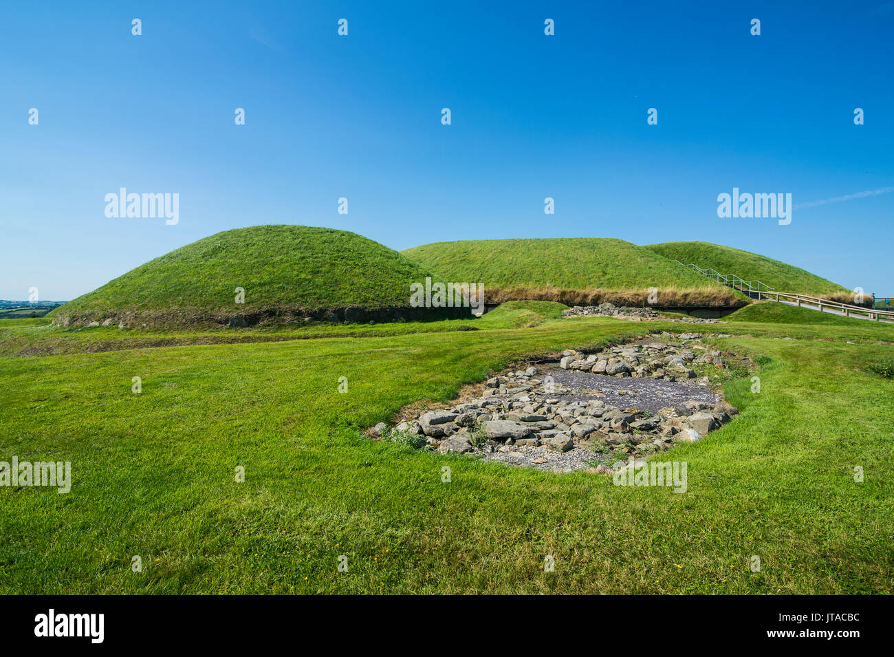 Knowth, passaggio del neolitico grave, Sito Patrimonio Mondiale dell'UNESCO, preistorici Bru na Boinne, la valle del fiume Boyne, nella contea di Meath, Leinster, Repubblica di Foto Stock