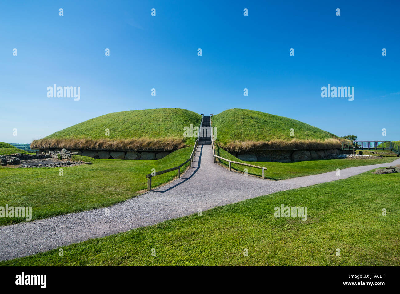 Knowth, passaggio del Neolitico grave, Sito Patrimonio Mondiale dell'UNESCO, preistorici Bru na Boinne, la valle del fiume Boyne, nella contea di Meath, Leinster, Repubblica di Foto Stock
