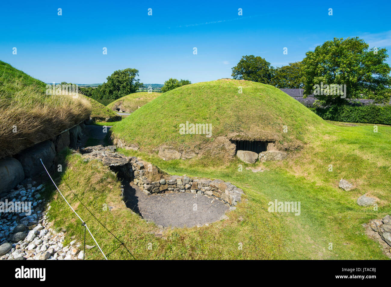 Knowth, passaggio del Neolitico grave, Sito Patrimonio Mondiale dell'UNESCO, preistorici Bru na Boinne, la valle del fiume Boyne, nella contea di Meath, Leinster, Repubblica di Foto Stock