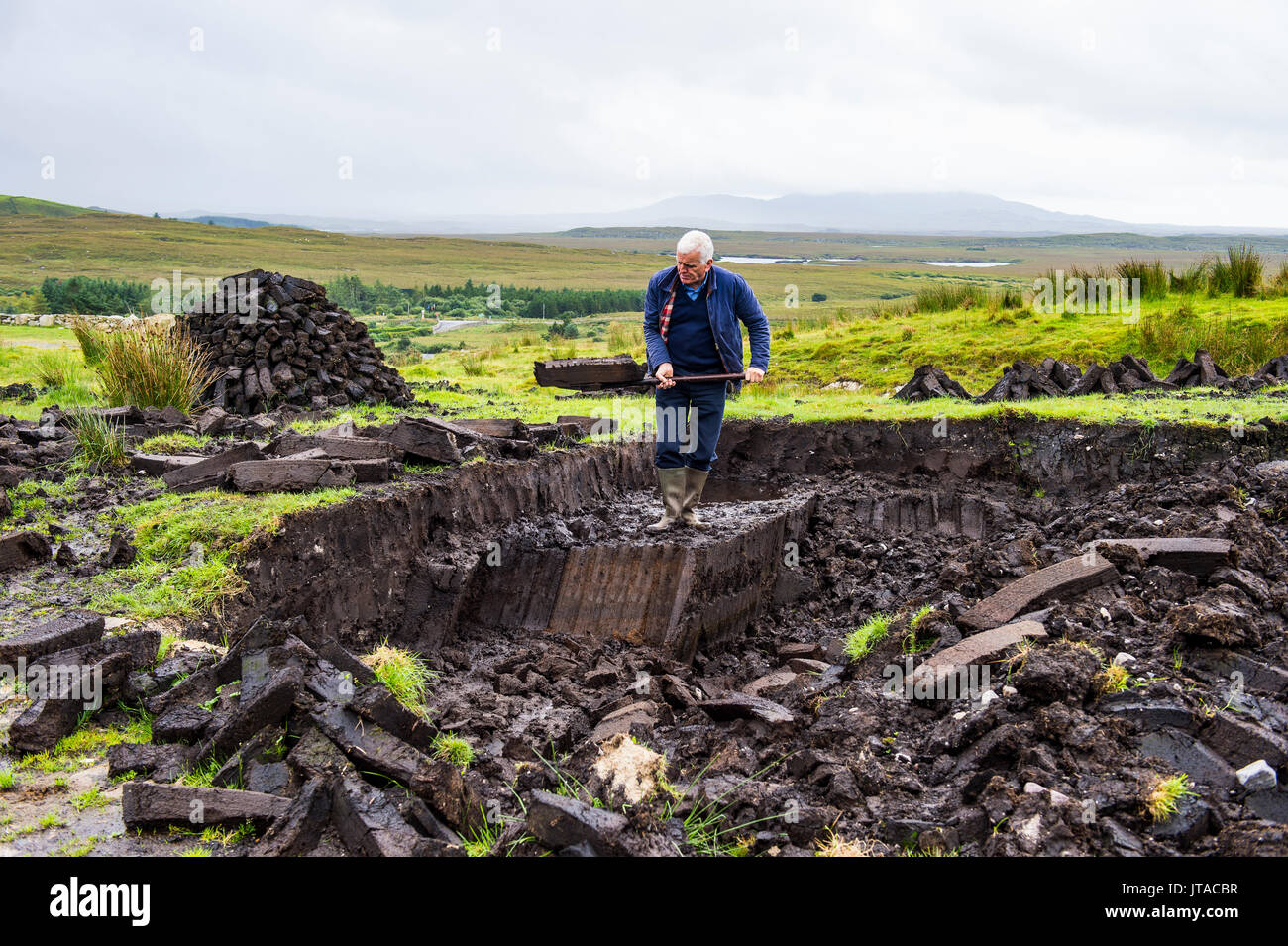 Blocchi di torba ritagliata su una fattoria tradizionale Parco Nazionale del Connemara, nella contea di Galway, Connacht, Repubblica di Irlanda, Europa Foto Stock