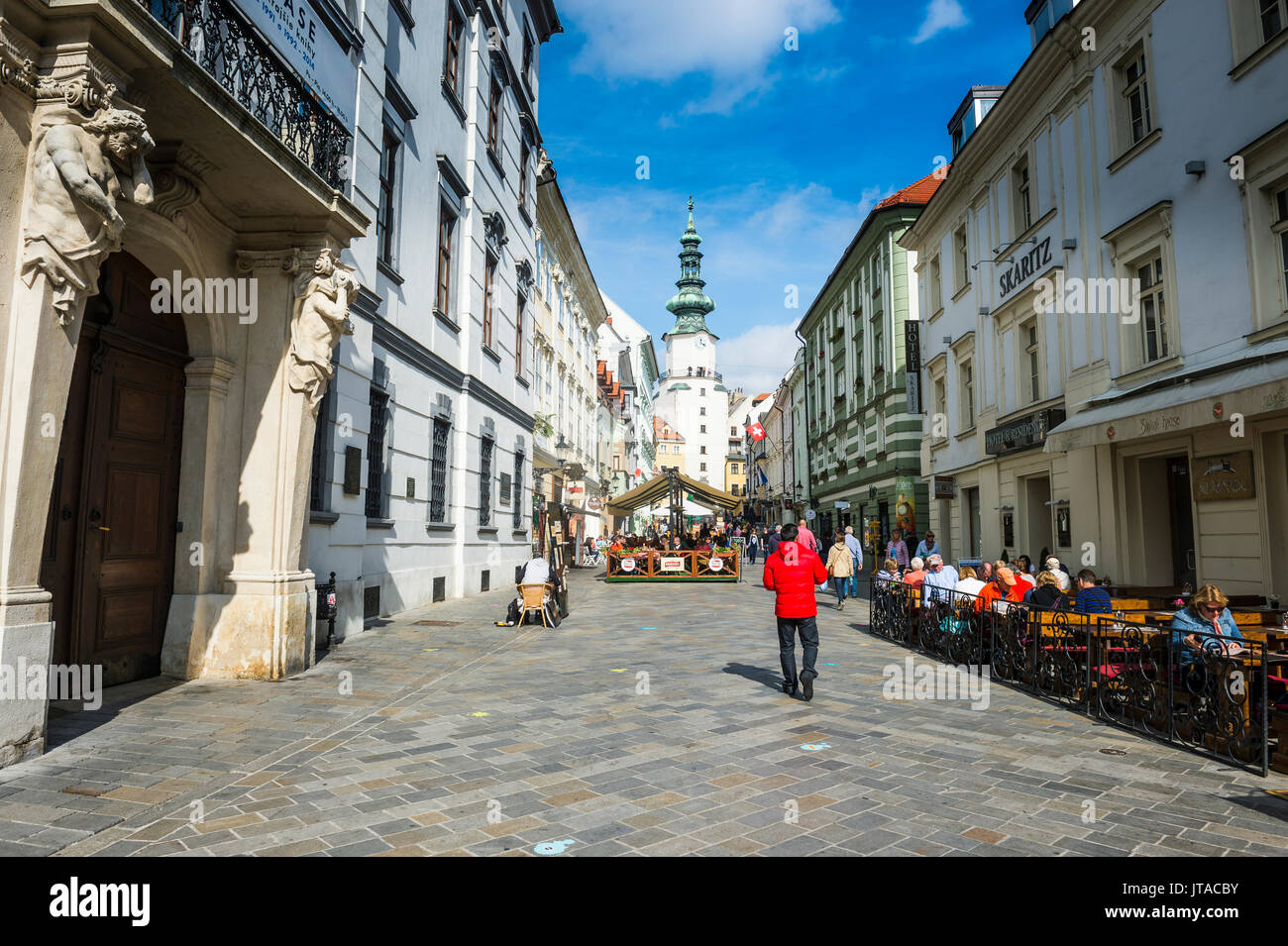La zona pedonale nel centro di Bratislava con Michael's Gate in background, Bratislava, Slovacchia, Europa Foto Stock
