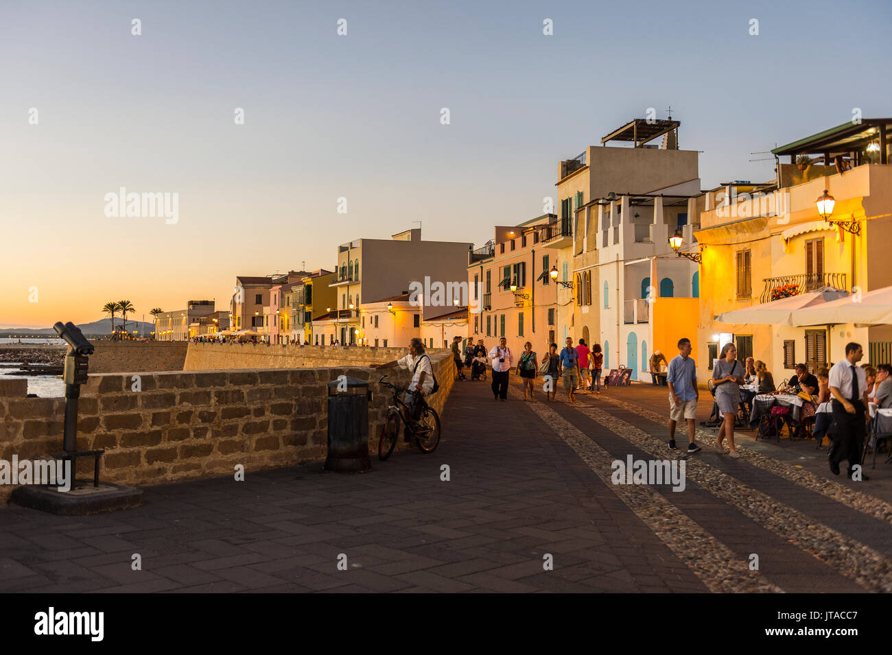Ocean promenade della città costiera di Alghero dopo il tramonto, Sardegna, Italia, Mediterraneo, Europa Foto Stock