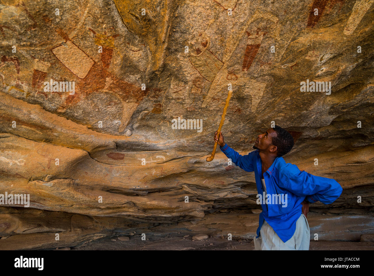 Guida a puntamento pitture rupestri in Lass Geel grotte, il Somaliland e la Somalia, Africa Foto Stock