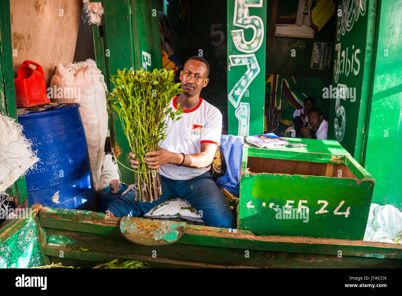 Uomo khat di vendita nel mercato di Hargeisa, il Somaliland e la Somalia, Africa Foto Stock