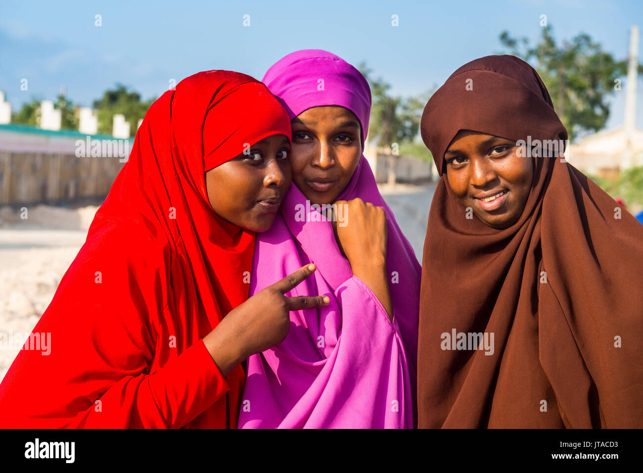 Colorfully vestito le donne musulmane nella città costiera di Berbera, il Somaliland e la Somalia, Africa Foto Stock