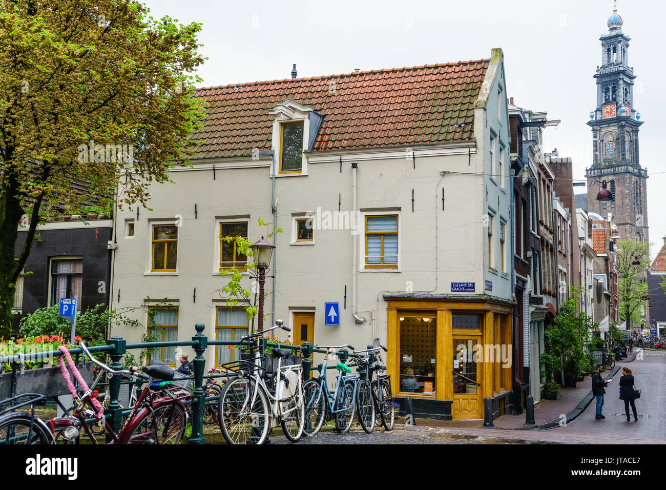 Quartiere Jordaan con la guglia di Westerkerk oltre, Amsterdam, Paesi Bassi, Europa Foto Stock