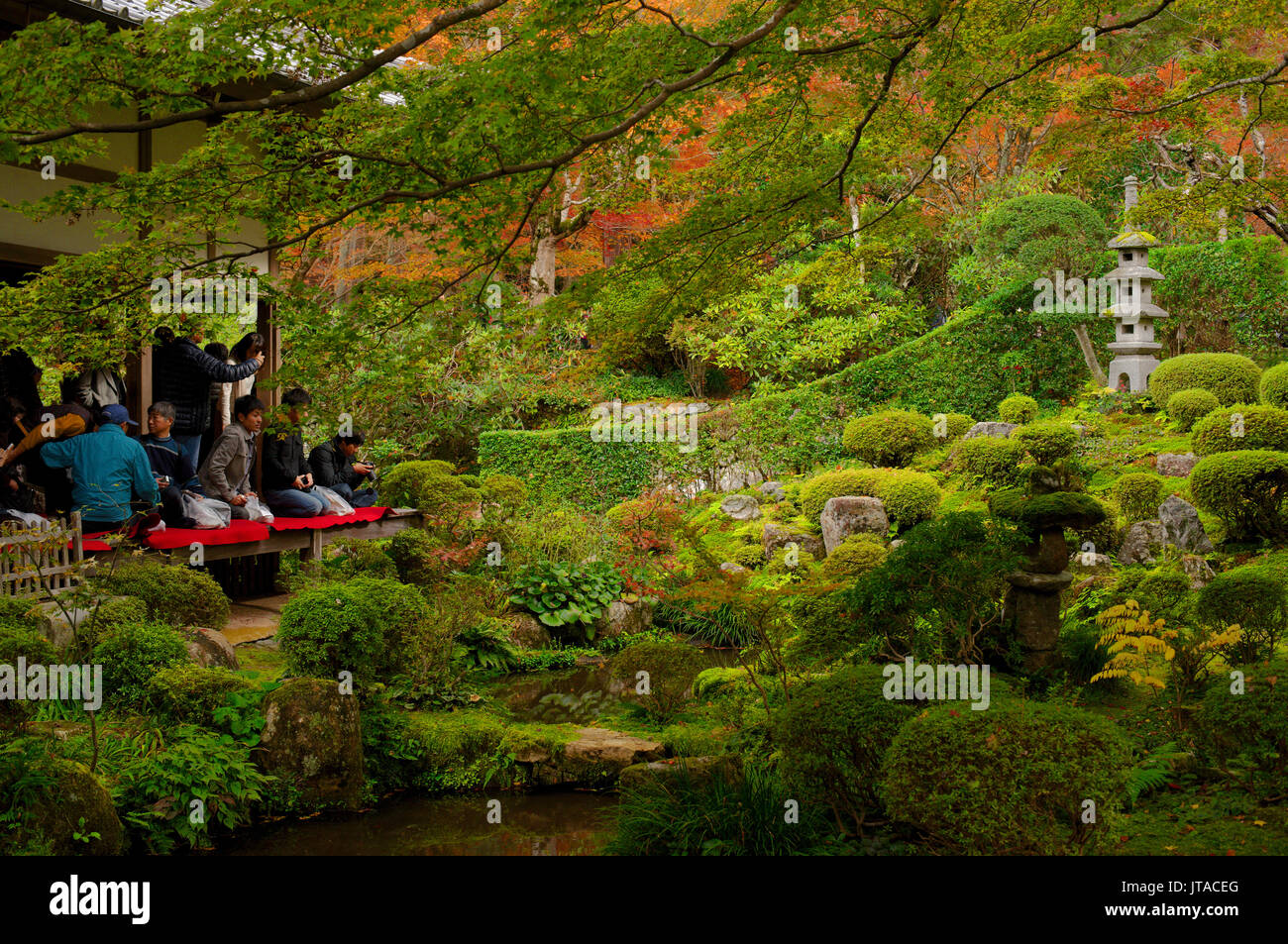 I turisti godendo di inizio autunno colori in Sanzen-in tempio, Kyoto, Giappone, Asia Foto Stock