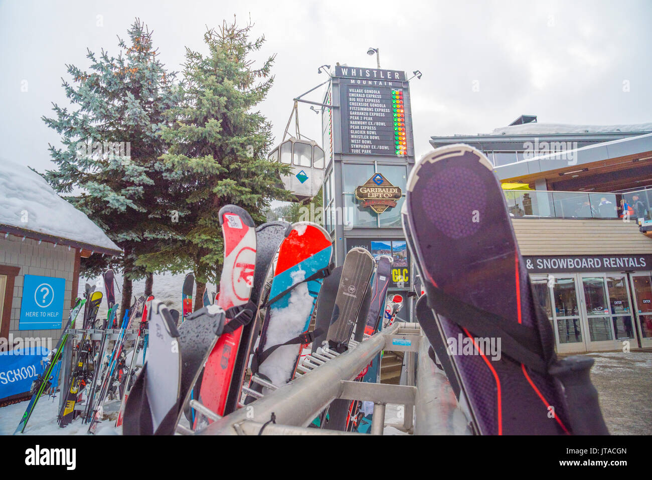 Attrezzatura da sci al di fuori della GLC, una sommità apres bar in Whistler, British Columbia, Canada, America del Nord Foto Stock