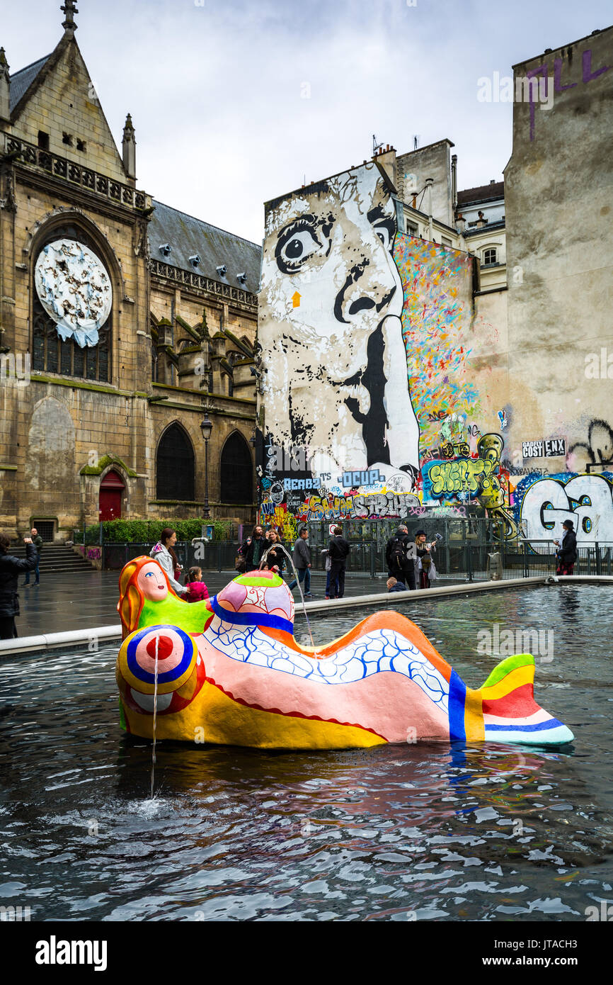 La Fontana Stravinsky su Place Igor Stravinsky accanto al Centre Pompidou nello storico quartiere Beaubourg, Parigi, Francia, Europa Foto Stock