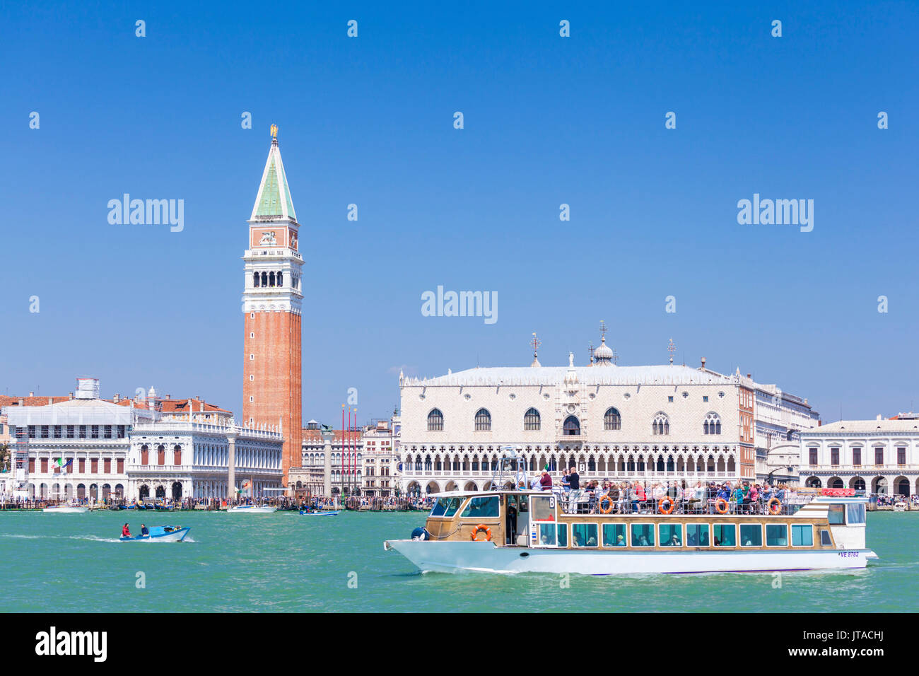 Torre del Campanile, il Palazzo Ducale (Palazzo dei Dogi), il Bacino di San Marco (St. Segna bacino) e taxi acquei, Venezia, Sito Patrimonio Mondiale dell'UNESCO, Veneto, Ita Foto Stock