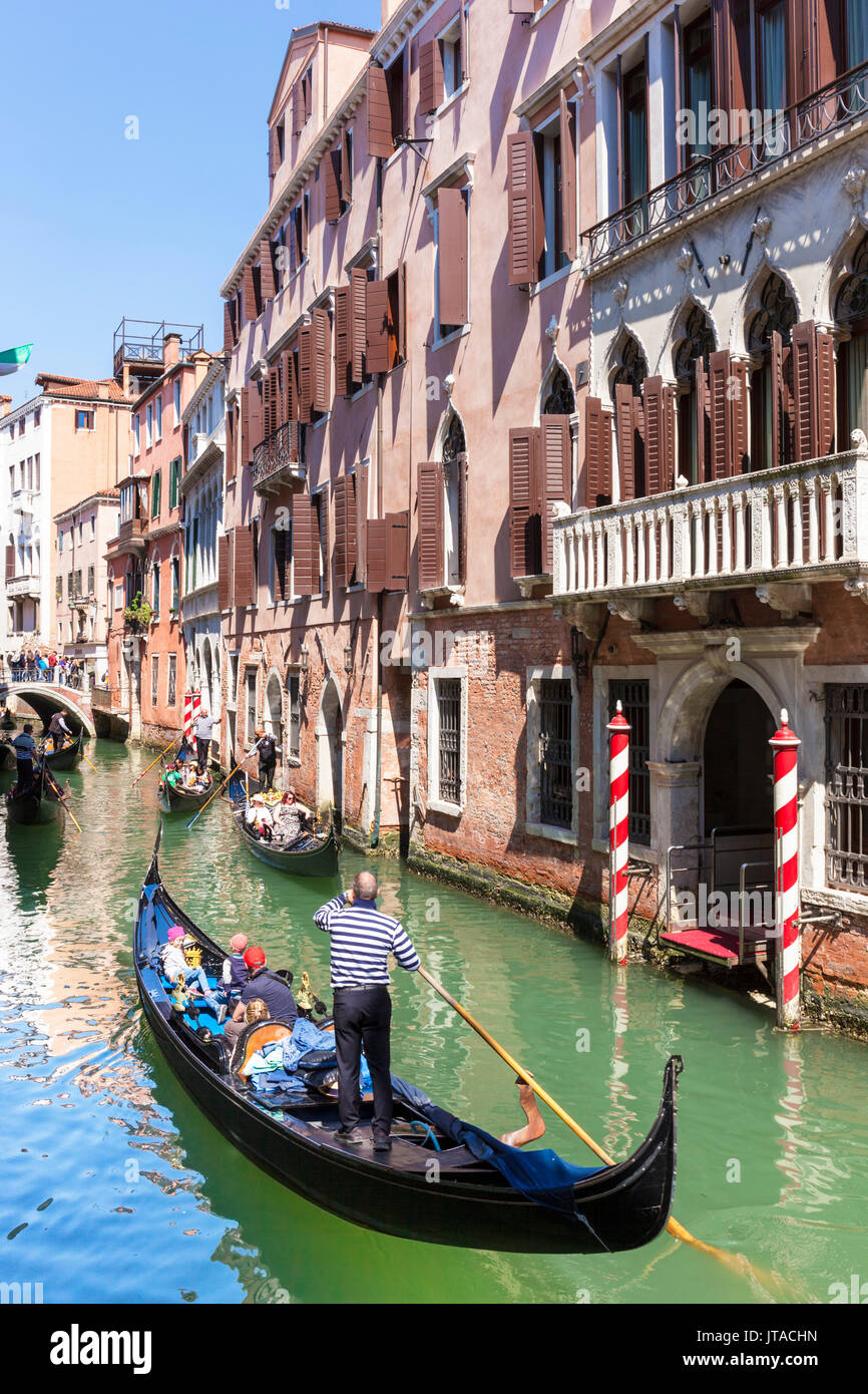 Gondoliere, canottaggio una gondola, con turisti lungo il canal, di fronte a Palazzo Venezia, Sito Patrimonio Mondiale dell'UNESCO, Veneto, Italia, Europa Foto Stock