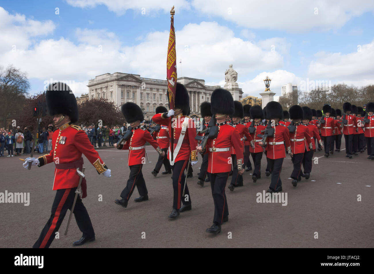 Coldstream Guards sfilando in rotta verso Buckingham Palace, London, England, Regno Unito, Europa Foto Stock
