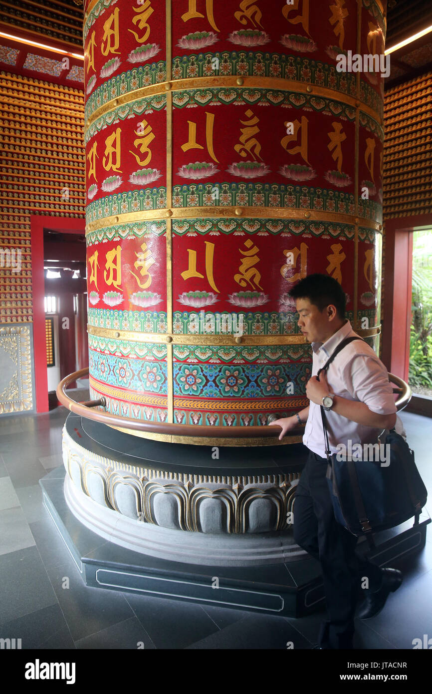 Adoratore e Viarocana preghiera buddista ruota, del Dente del Buddha reliquia tempio in Chinatown, Singapore, Sud-est asiatico, in Asia Foto Stock