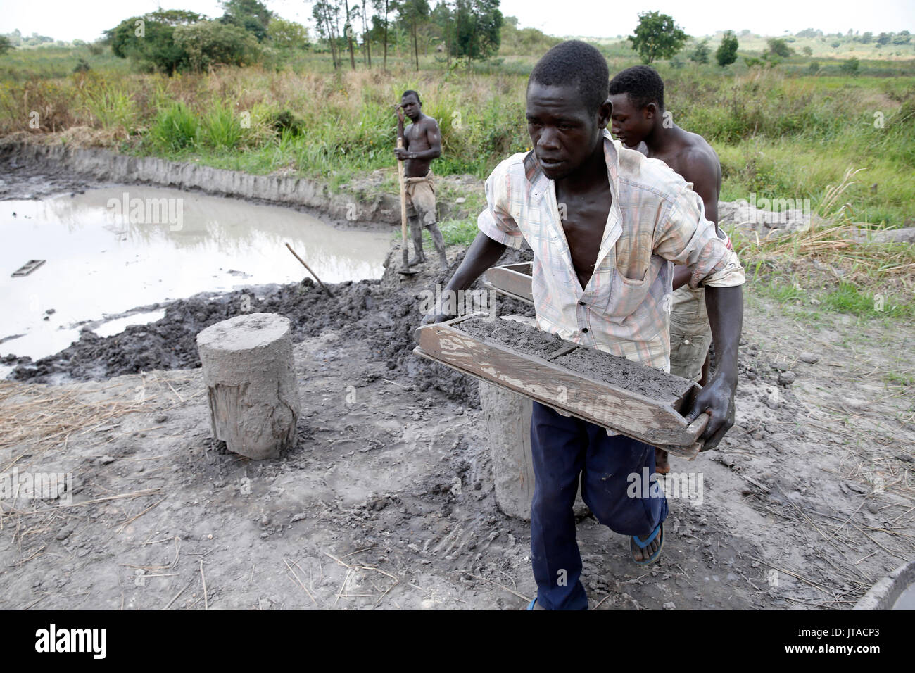Fabbrica di mattoni finanziato mediante un prestito da ENCOT microfinanza, Uganda, Africa Foto Stock