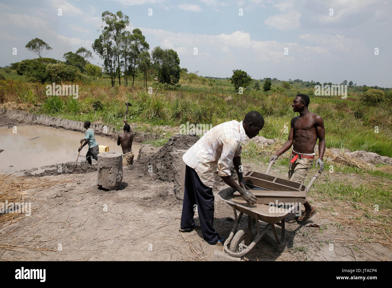 Fabbrica di mattoni finanziato mediante un prestito da ENCOT microfinanza, Uganda, Africa Foto Stock