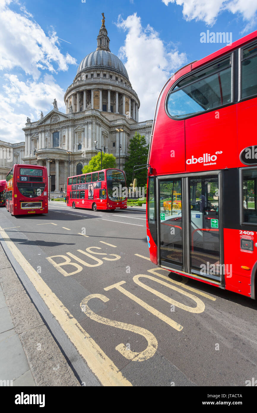 Vista della cattedrale di St. Paul e degli autobus rossi di Londra dal Churchyard di St. Paul, dalla città di Londra, Londra, Inghilterra, Regno Unito Foto Stock
