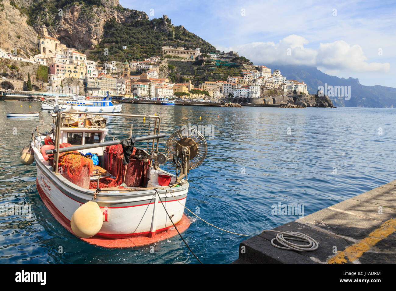 Barche da pesca nel porto di Amalfi, Costiera Amalfitana, Sito Patrimonio Mondiale dell'UNESCO, Campania, Italia, Europa Foto Stock