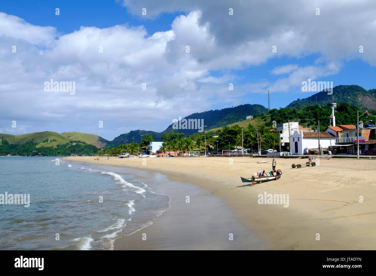La spiaggia nel villaggio di Abraao su Ilha Grande, Brasile del Costa Verde, Brasile, Sud America Foto Stock