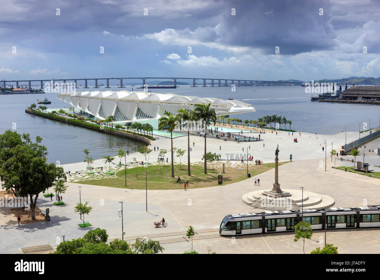 Il Museo di domani, l'architetto Santiago Calatrava, Porto Maravilha area e Niteroi Bridge con il VLT tram in primo piano, Rio city centre, Ri Foto Stock