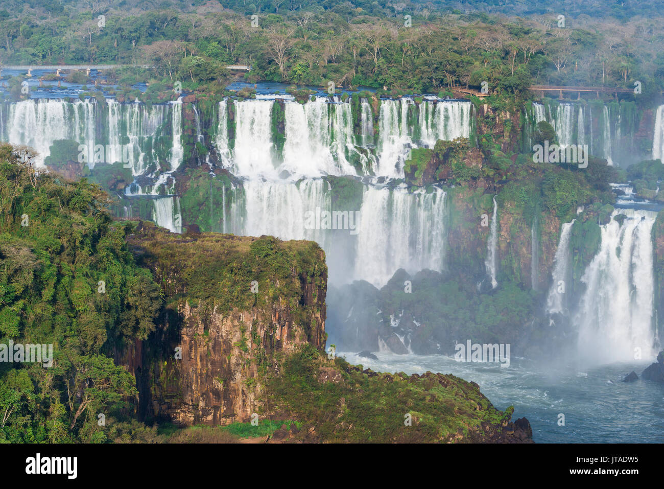 Vista delle Cascate di Iguassù dal lato Brasiliano, Sito Patrimonio Mondiale dell'UNESCO, di Foz do Iguacu, Stato di Parana, Brasile, Sud America Foto Stock