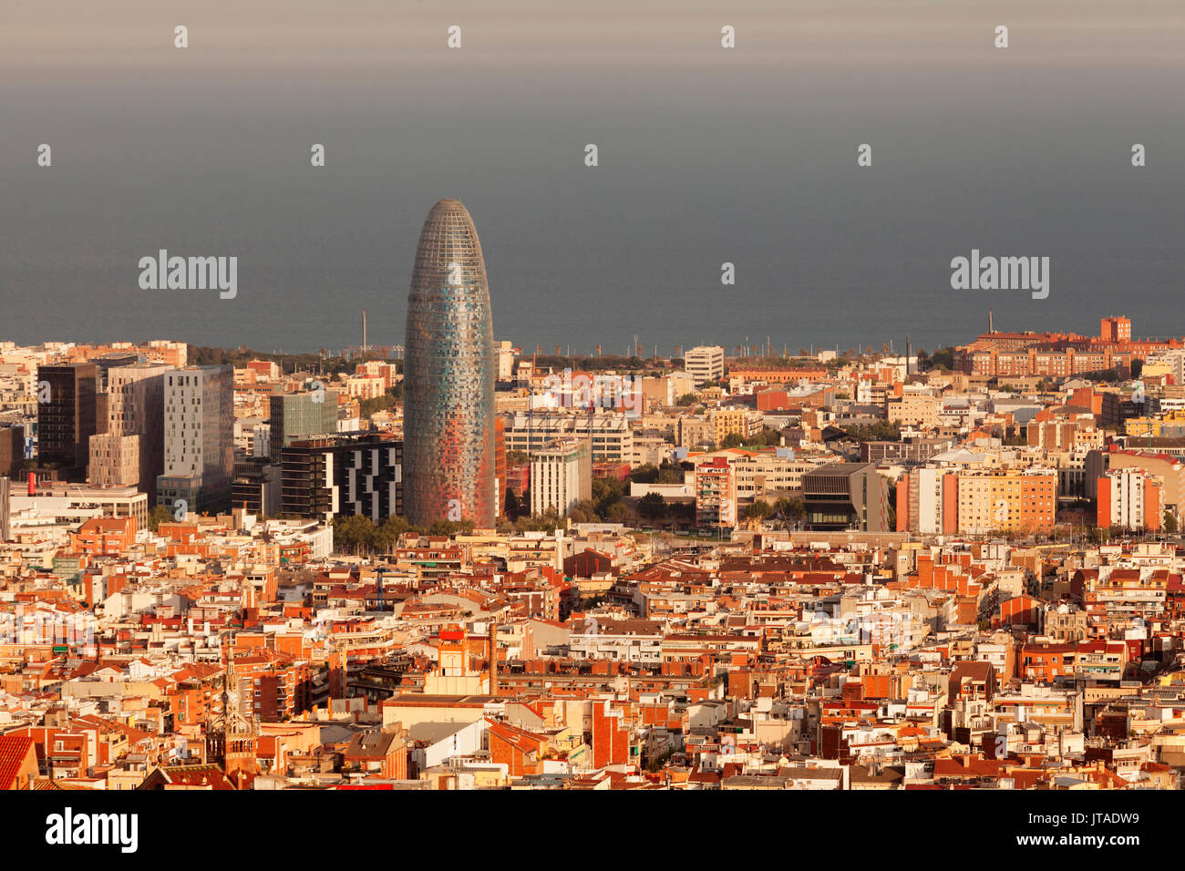 Vista su Barcellona con Torre Agbar Tower, architetto Jean Nouvel, Barcellona, in Catalogna, Spagna, Europa Foto Stock