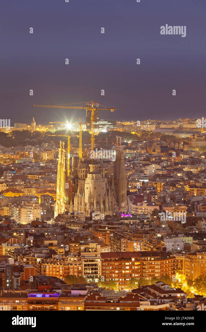 Lo skyline di Barcellona con la Sagrada Familia, dall architetto Antonio Gaudì, Sito Patrimonio Mondiale dell'UNESCO, Barcellona, in Catalogna, Spagna, Europa Foto Stock