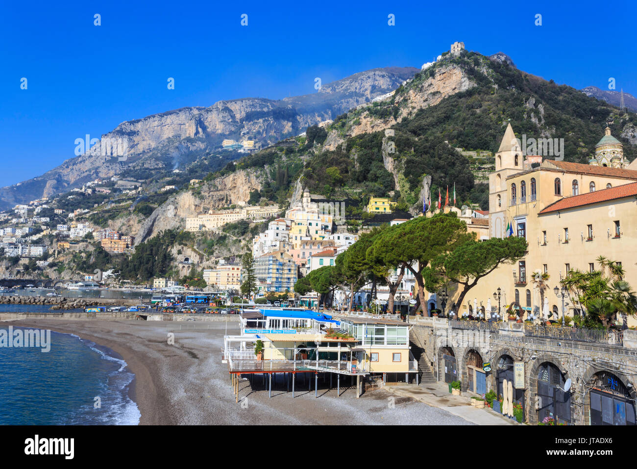 Spiaggia di sole primaverile, Amalfi Costiera Amalfitana, Sito Patrimonio Mondiale dell'UNESCO, Campania, Italia, Europa Foto Stock