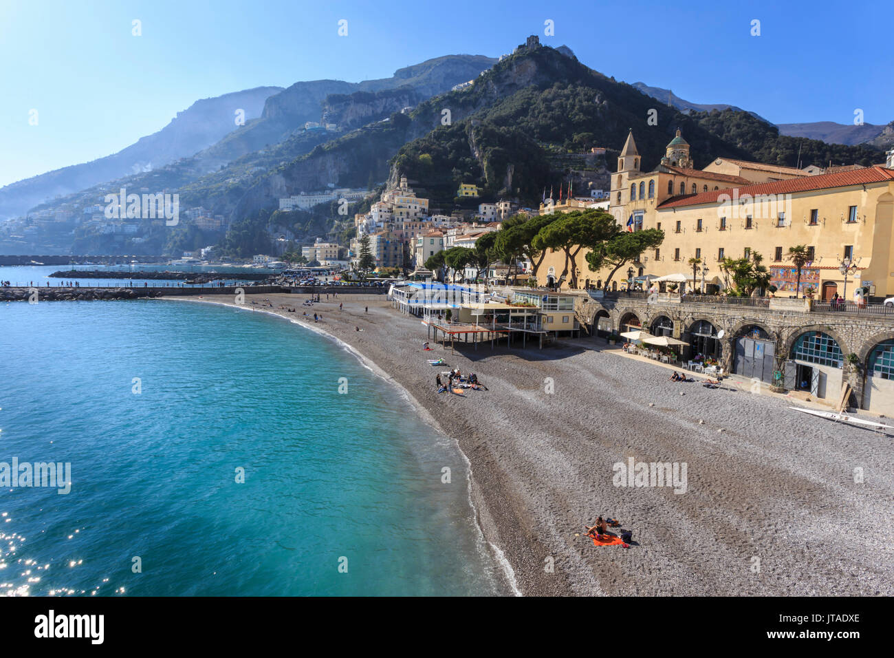 La gente sulla spiaggia di sole primaverile, Amalfi Costiera Amalfitana (Costiera Amalfitana), il Sito Patrimonio Mondiale dell'UNESCO, Campania, Italia, Europa Foto Stock
