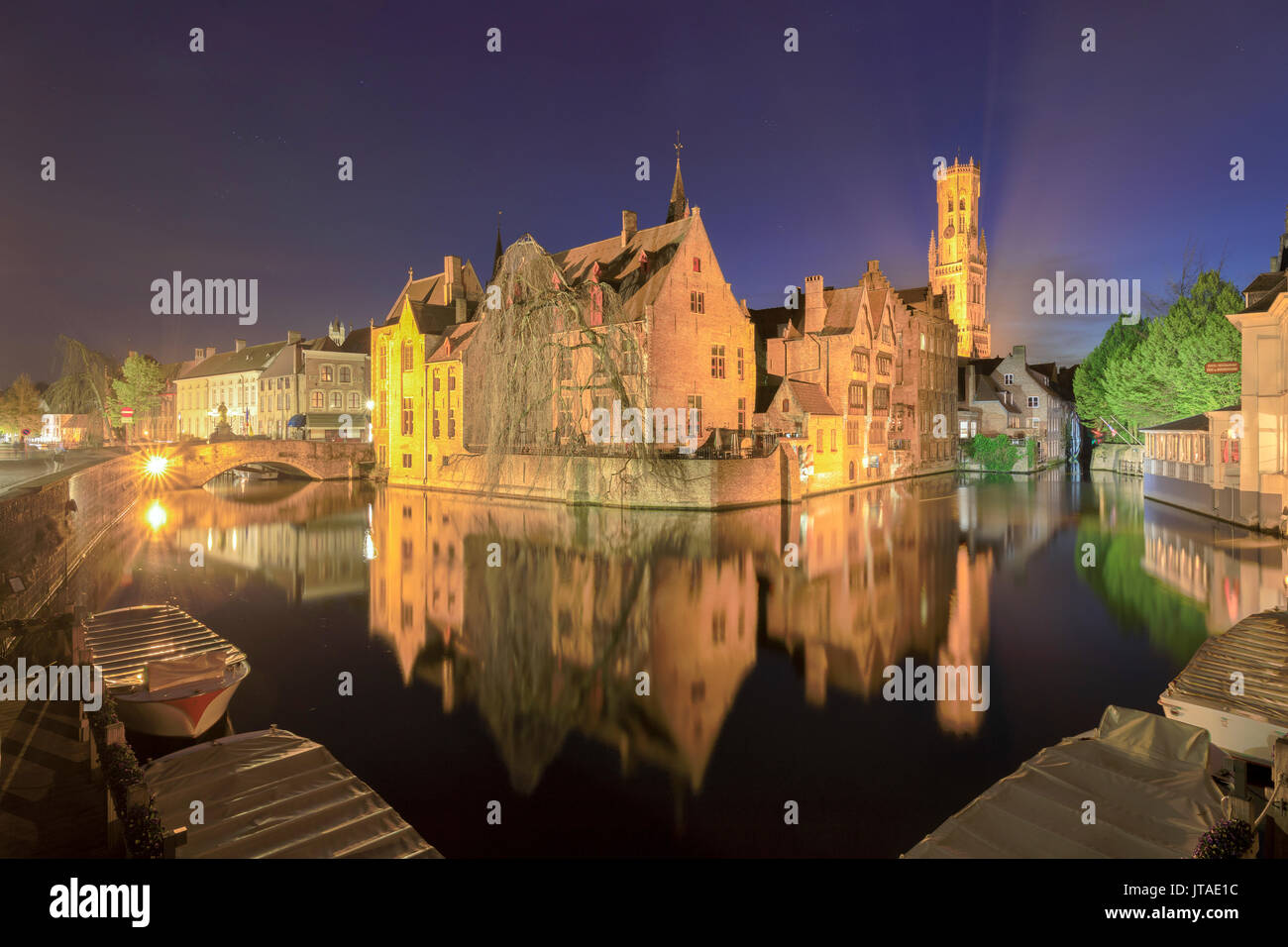 Il centro medievale della città, sito Patrimonio Mondiale dell'UNESCO, incorniciato da Rozenhoedkaai canal di notte, Bruges, Fiandre Occidentali, Belgio, Europa Foto Stock
