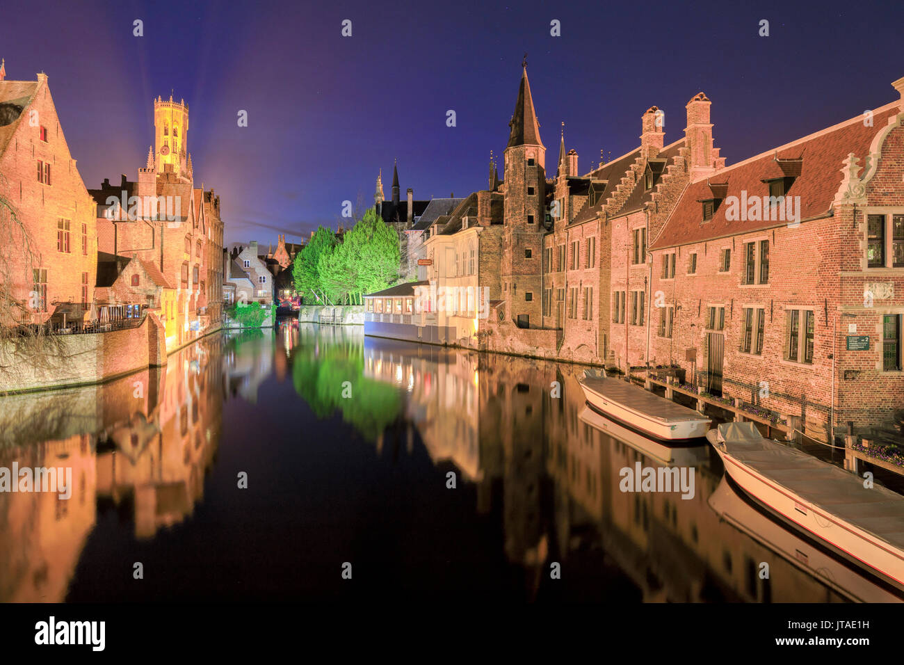 Il campanile medievale e gli edifici storici sono riflesse in Rozenhoedkaai canal di notte, Sito Patrimonio Mondiale dell'UNESCO, Bruges, Fiandre Occidentali, Belgio, Foto Stock