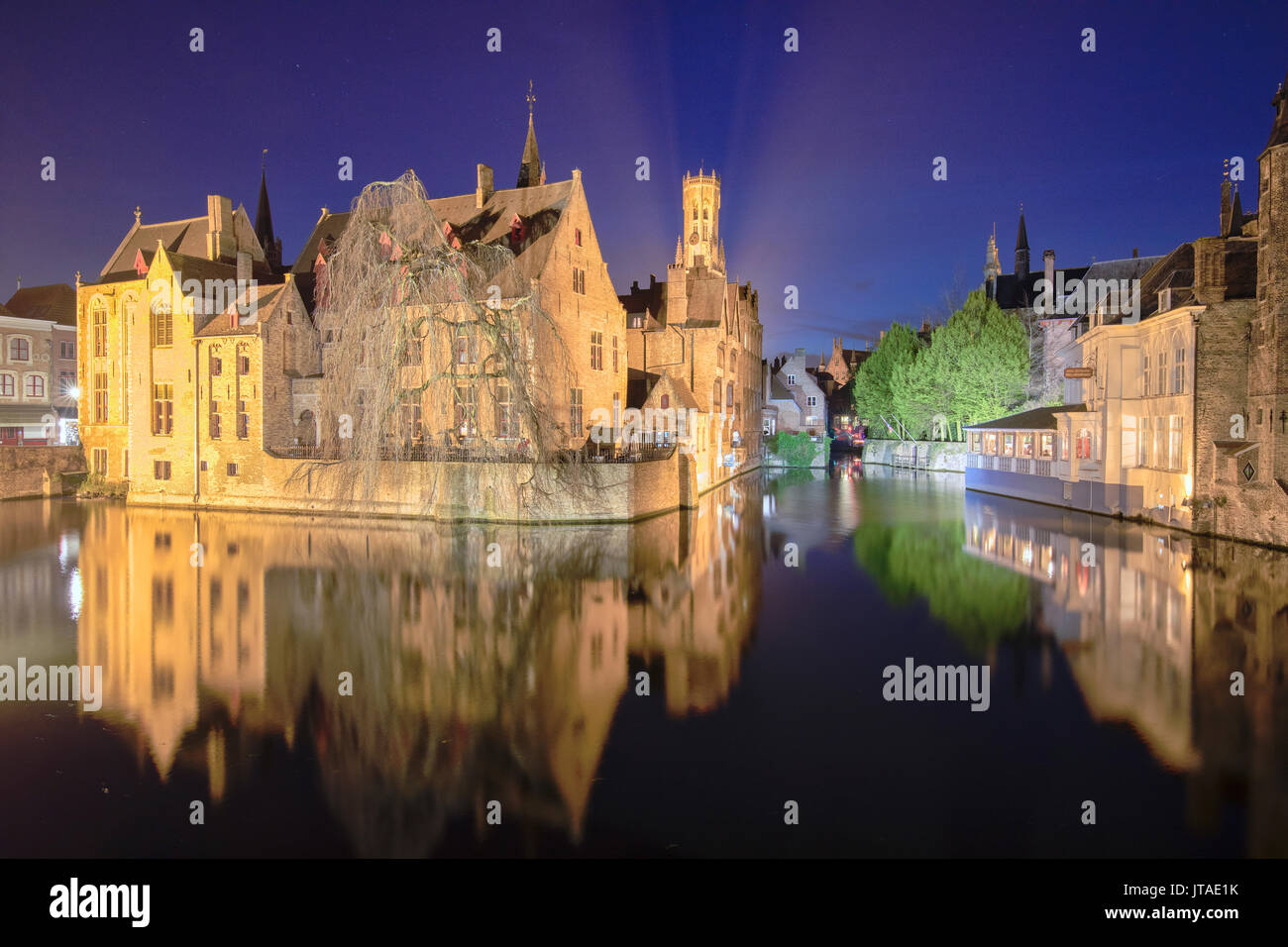 Il campanile medievale e gli edifici storici si riflette nel canale di Rozenhoedkaai di notte, Sito Patrimonio Mondiale dell'UNESCO, Bruges, Fiandre Occidentali, Belgio, Euro Foto Stock