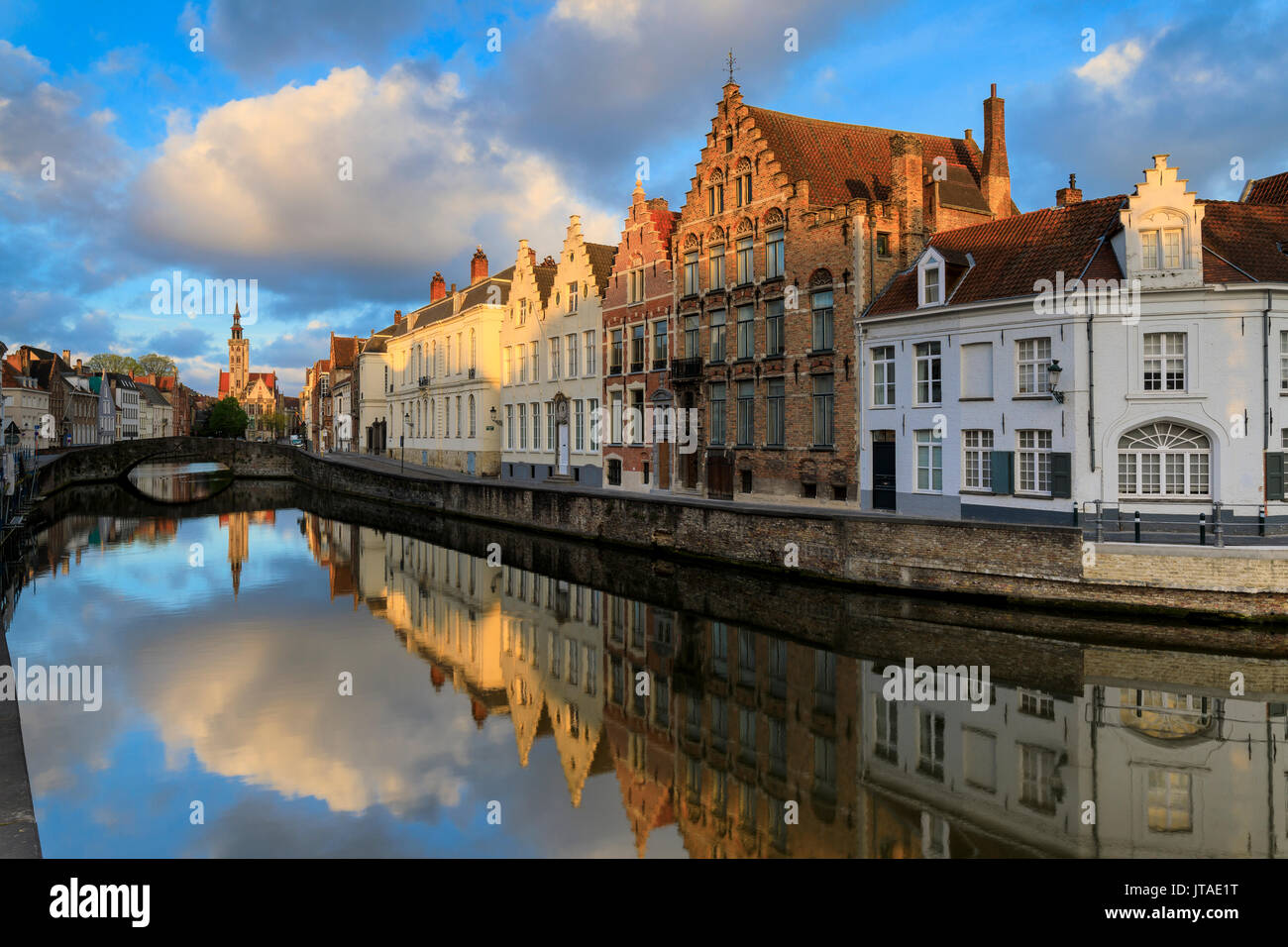 Nuvole rosa all alba il campanile e gli edifici storici si riflette in un tipico canale di Bruges, Fiandre Occidentali, Belgio, Europa Foto Stock