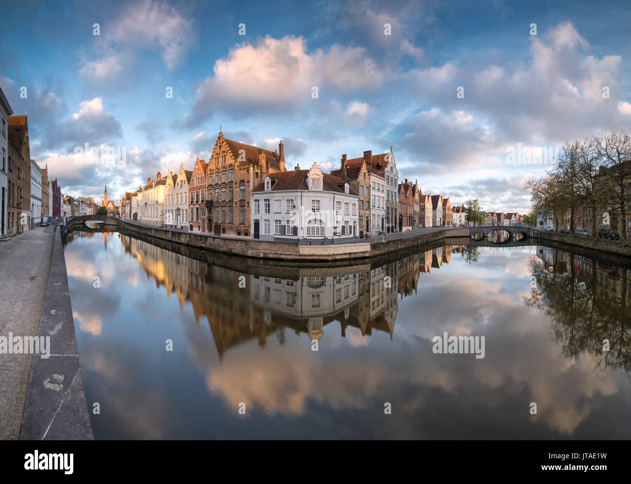 Nuvole rosa all alba il campanile e gli edifici storici si riflette in un tipico canale di Bruges, Fiandre Occidentali, Belgio, Europa Foto Stock