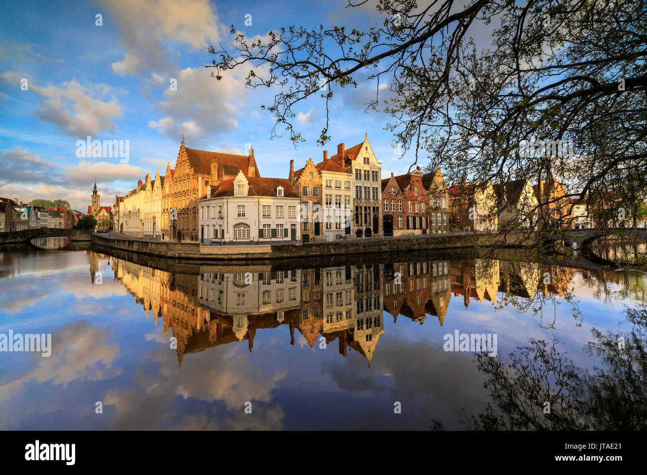 Nuvole rosa all alba il campanile e gli edifici storici si riflette in un tipico canale di Bruges, Fiandre Occidentali, Belgio, Europa Foto Stock