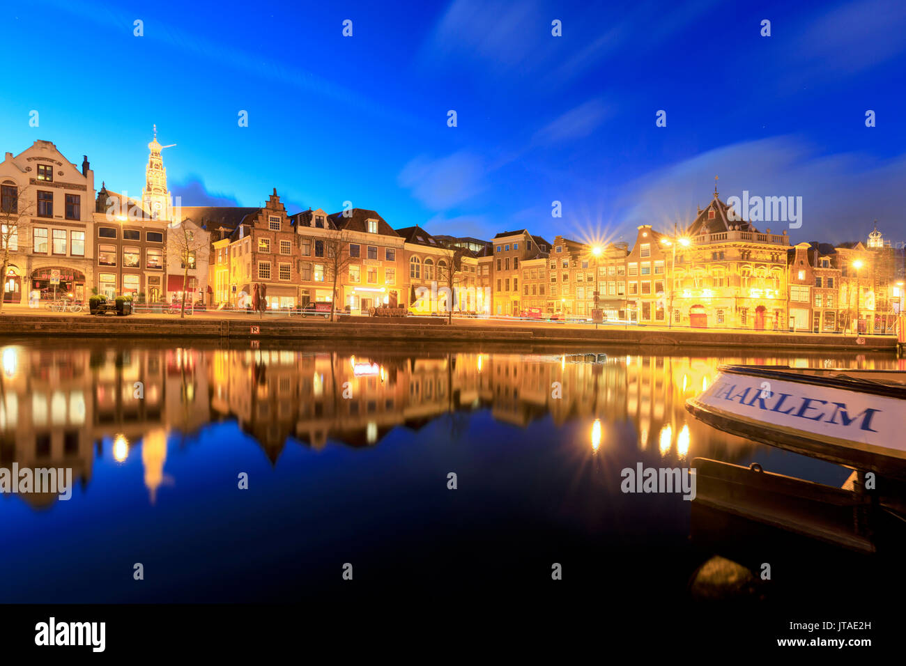 Il crepuscolo si illumina di tipiche case si riflette in un canale del fiume Spaarne, Haarlem, Olanda Settentrionale, Paesi Bassi, Europa Foto Stock