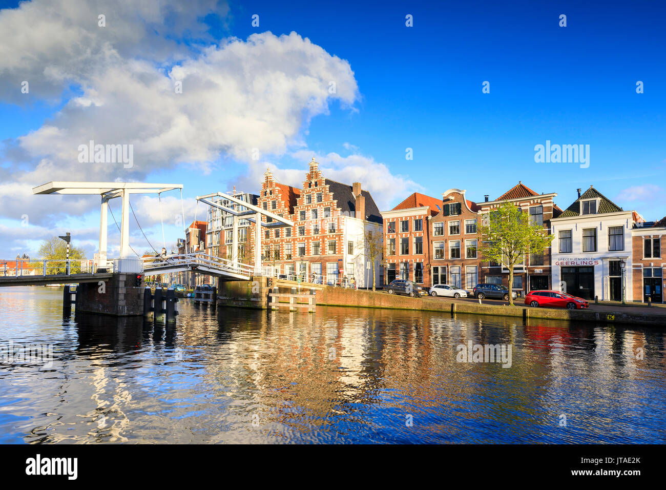 Cielo blu e nuvole sul case tipiche riflessa nel canale del fiume Spaarne, Haarlem, Olanda Settentrionale, Paesi Bassi, Europa Foto Stock