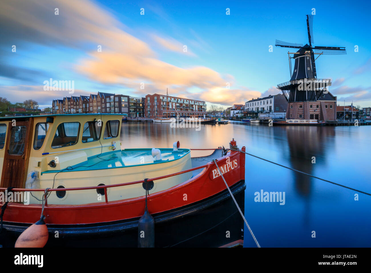 La barca da pesca cornici del mulino a vento De Adriaan riflessa nel fiume Spaarne al crepuscolo, Haarlem, Olanda Settentrionale, Paesi Bassi, Europa Foto Stock