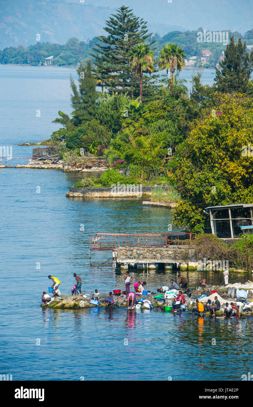 Le donne lavare i loro vestiti sulle rive del lago Kivu, Goma, nella Repubblica democratica del Congo, Africa Foto Stock