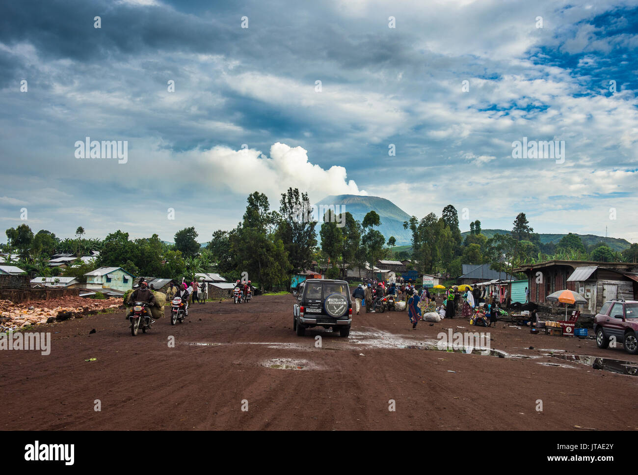 Vulcano Nyiragongo che si profila dietro la città di Goma, nella Repubblica democratica del Congo, Africa Foto Stock