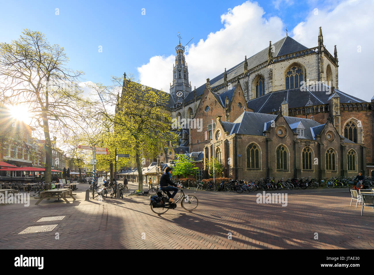 Biciclette in piazza pedonale vicino alla antica chiesa Grote Kerk Haarlem, Olanda Settentrionale, Paesi Bassi, Europa Foto Stock