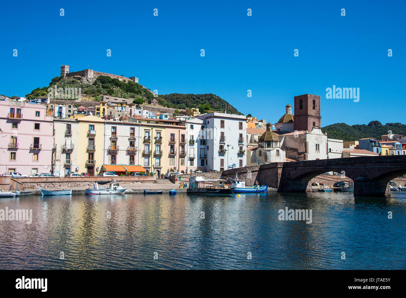 Il Comune di Bosa sul fiume Temo, Sardegna, Italia, Europa Foto Stock